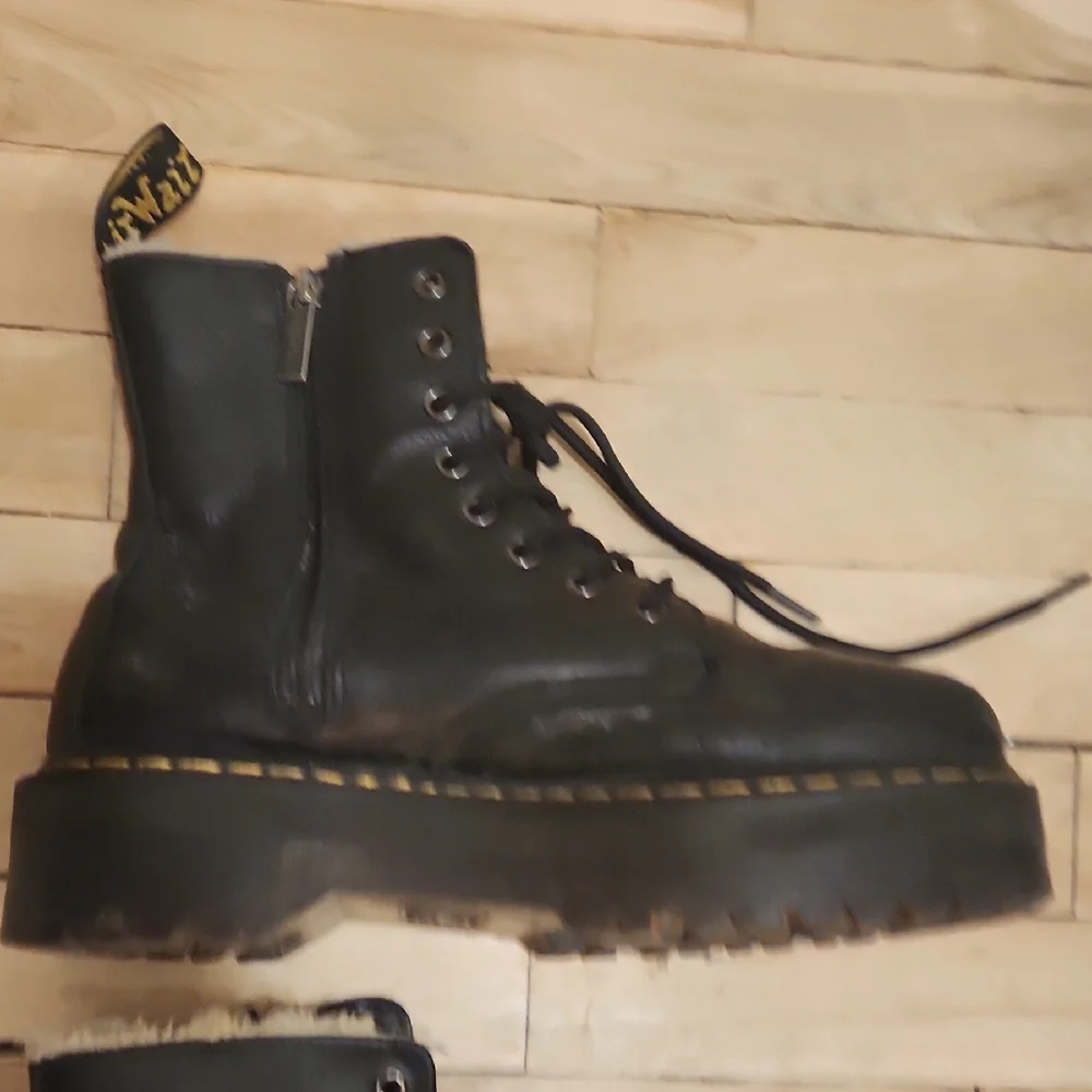Dr. Martens Black Ankle Boots with Cream Lining - Picture 5 of 16